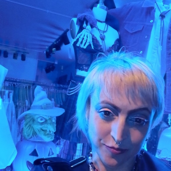 Meet your Posher, Edna - Picture 1 of 1